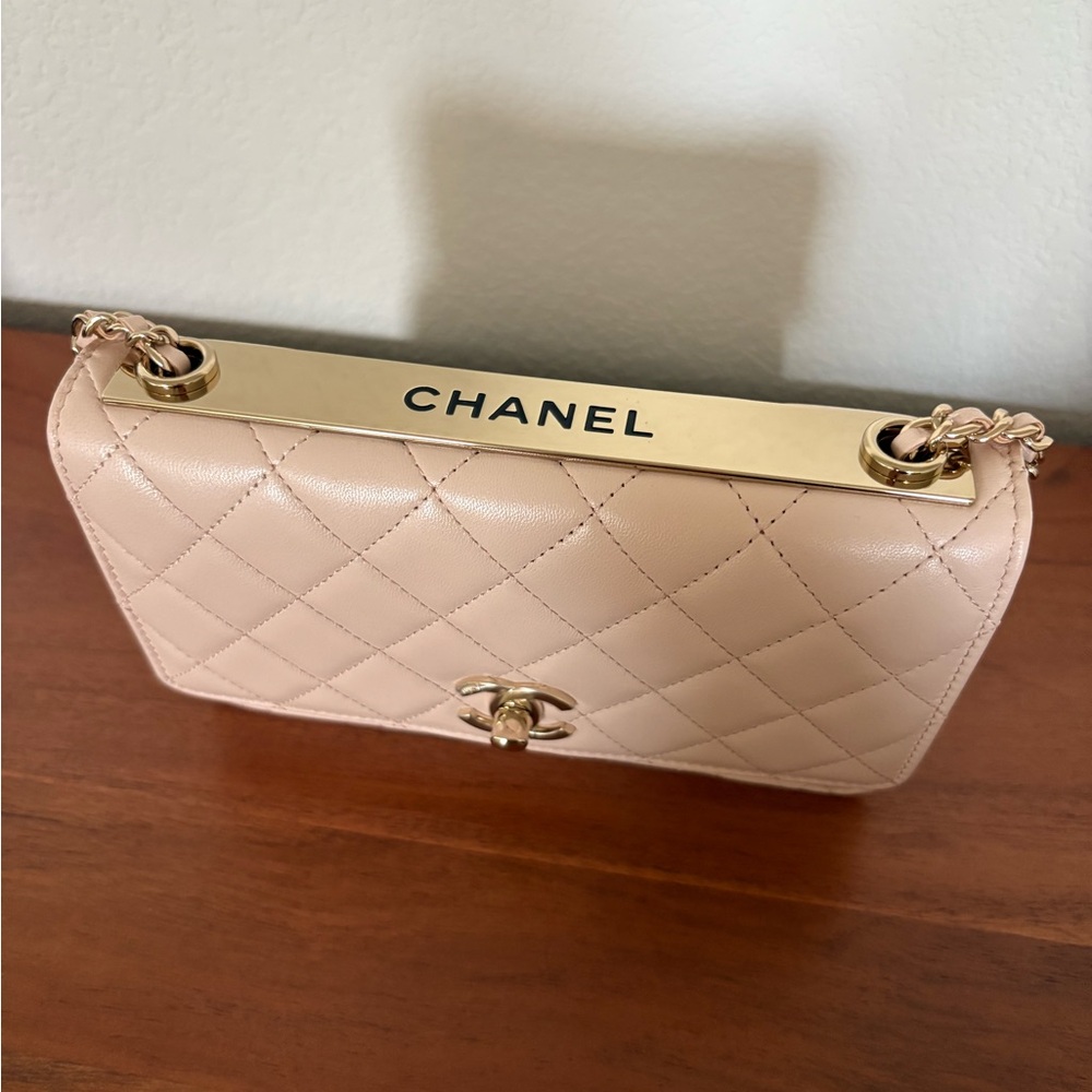 CHANEL Trendy CC Wallet On Chain WOC color: Light Beige - Picture 2 of 13